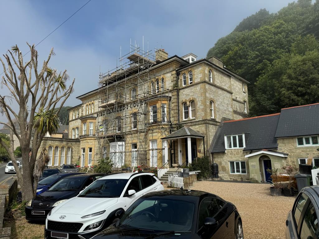 Lot: 118 - TOWN CENTRE FLAT FOR IMPROVEMENT WITH PARKING - Front of the block